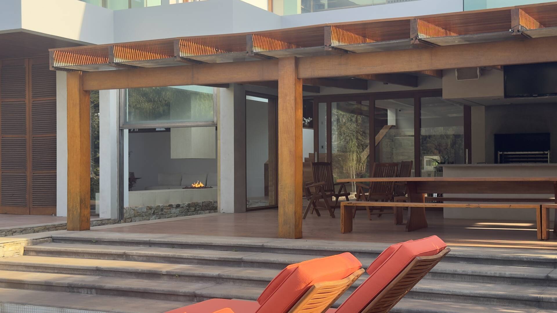 Casa Contemporânea com Vista Permanente, Piscina com Raia e Projeto Autoral em Alphaville