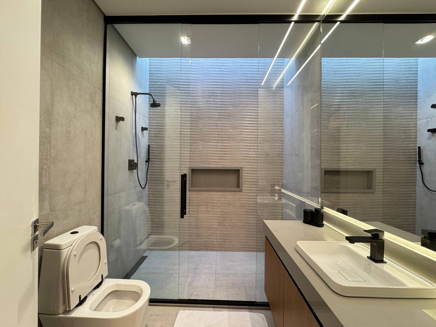 Casa com projeto de Breno Santiago e lazer completo no Haras Guancan