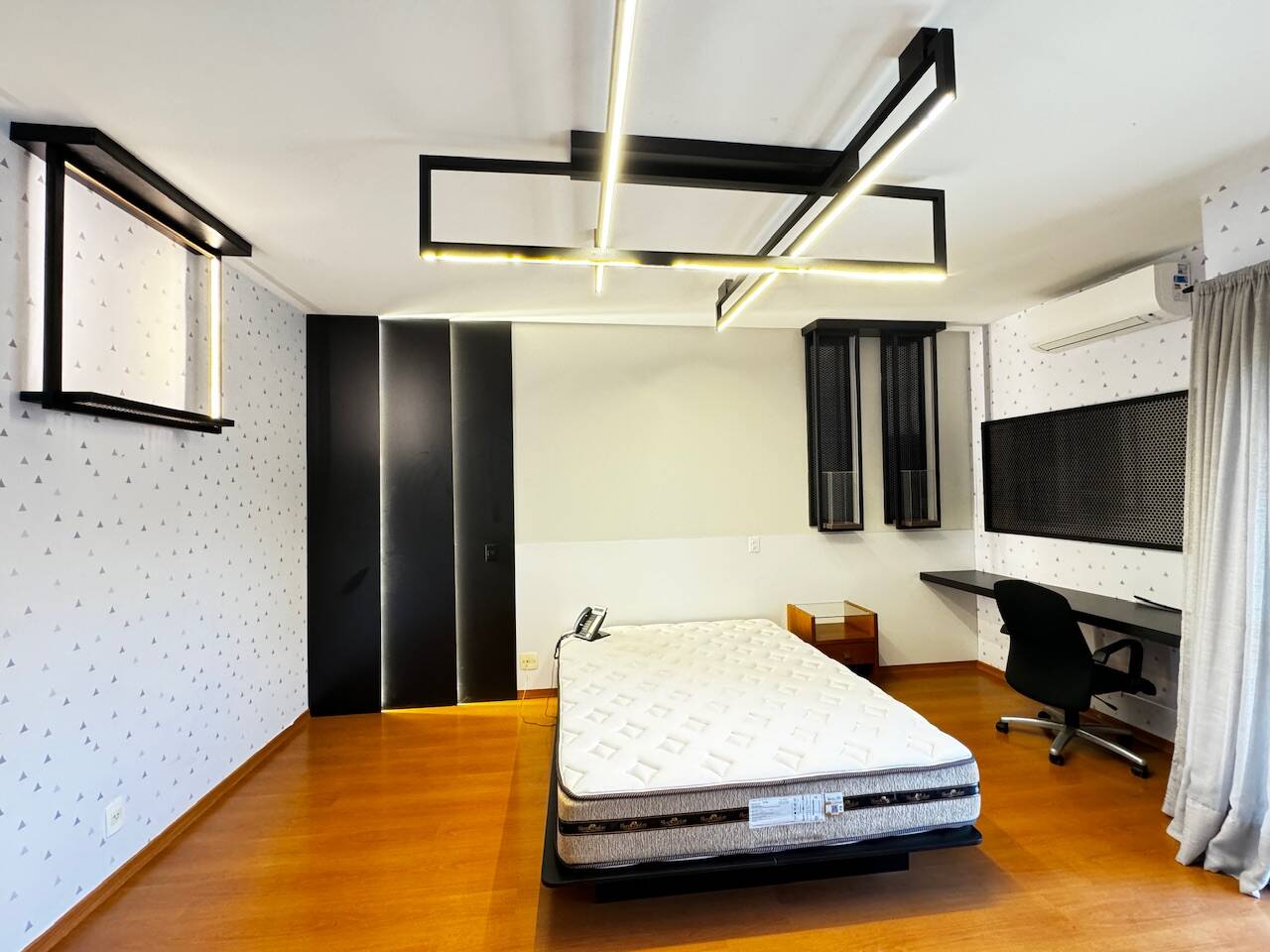 Casa de Alto Padrão Mobiliada com 4 Suítes, Quadra de Tênis Oficial e Lazer Completo em Alphaville