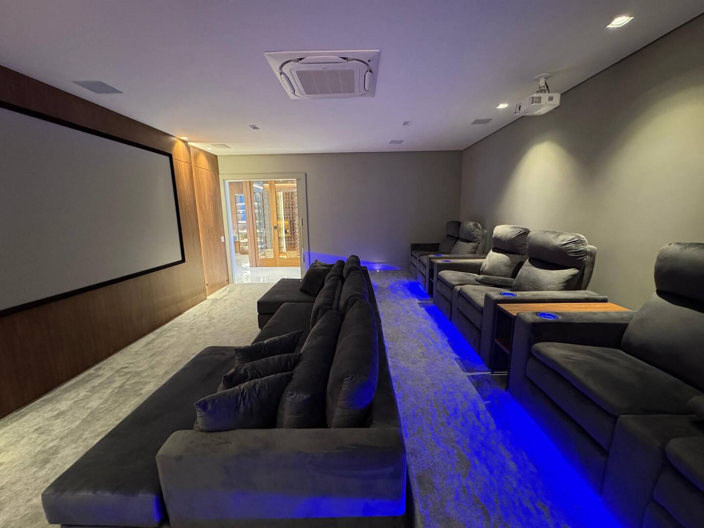 Casa com projeto de Breno Santiago e lazer completo no Haras Guancan