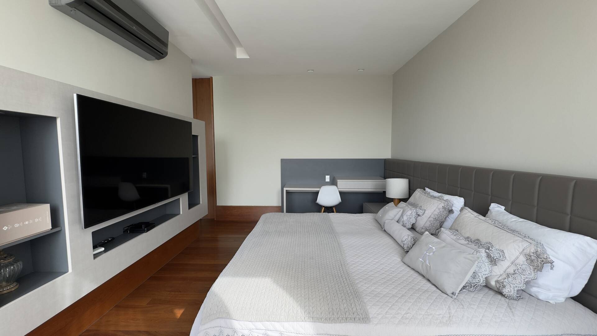Casa Contemporânea à Venda no Alphaville Gênesis 1 com Vista Permanente para a