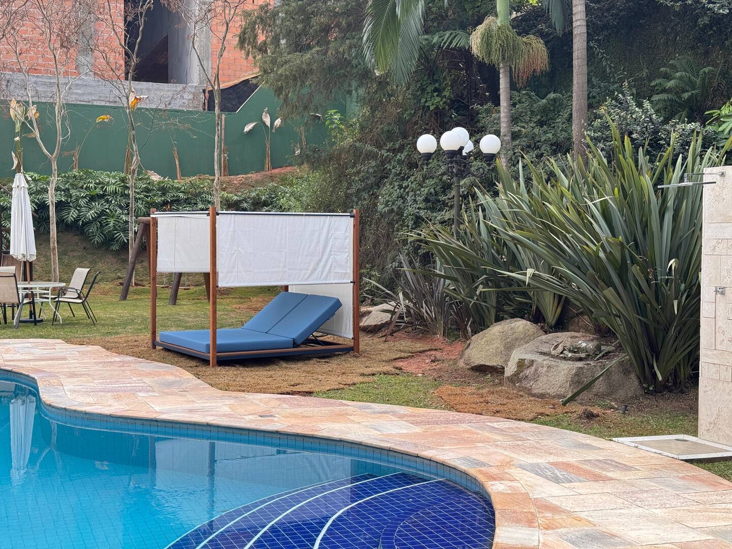 Casa Contemporânea à Venda no Tamboré 1 com 5 Suítes e Lazer Integrado