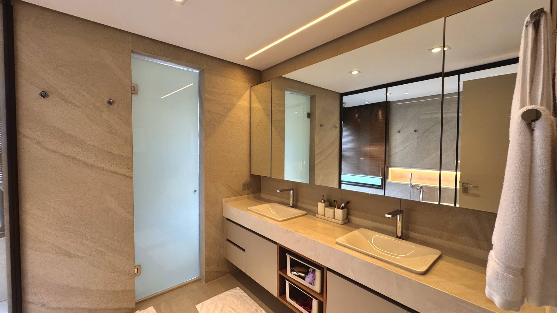 Casa com retrofit completo, 4 suítes e mobiliário assinado à venda em Alphaville