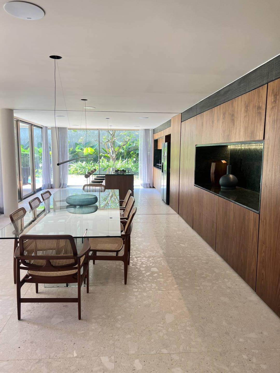 Residência autoral de David Bastos com piscina natural e design brasileiro
