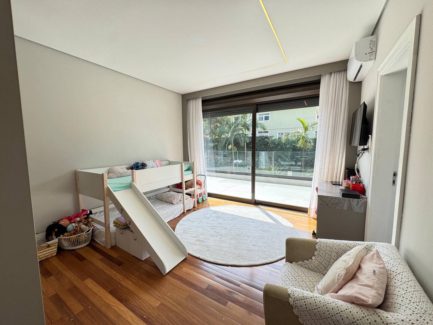 Casa Contemporânea à Venda no Tamboré 1 com 5 Suítes e Lazer Integrado