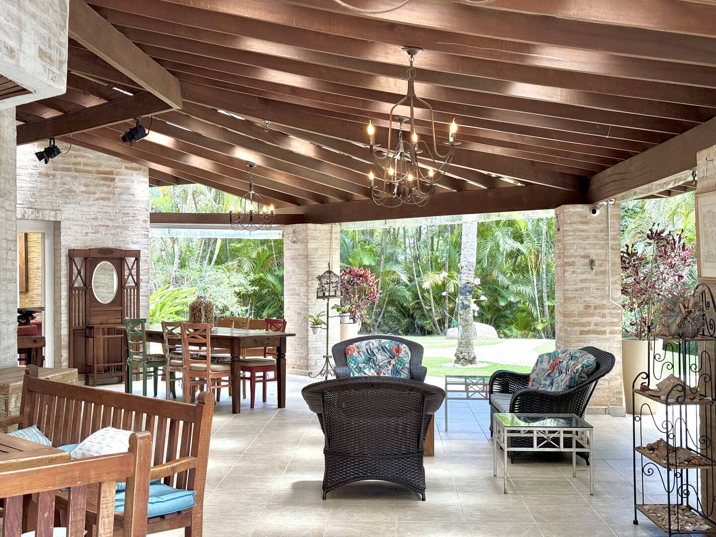 Casa à Venda no Tamboré 1 com 4.000 m², Vista Permanente e Estilo Casa de Campo