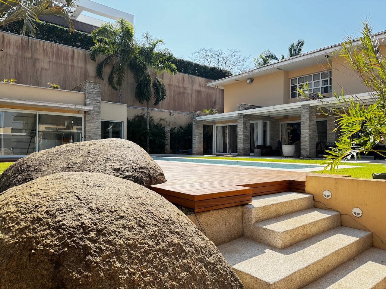 Casa de Alto Padrão Mobiliada com 4 Suítes, Quadra de Tênis Oficial e Lazer Completo em Alphaville