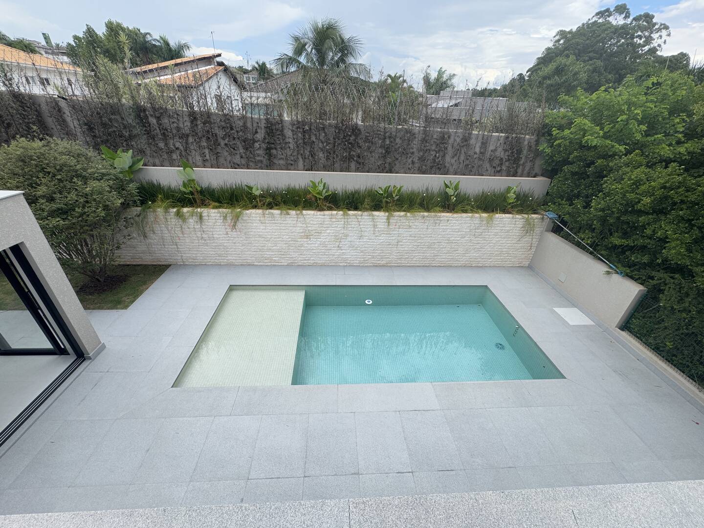 Casa à venda com 4 suítes, piscina com prainha e área gourmet integrada