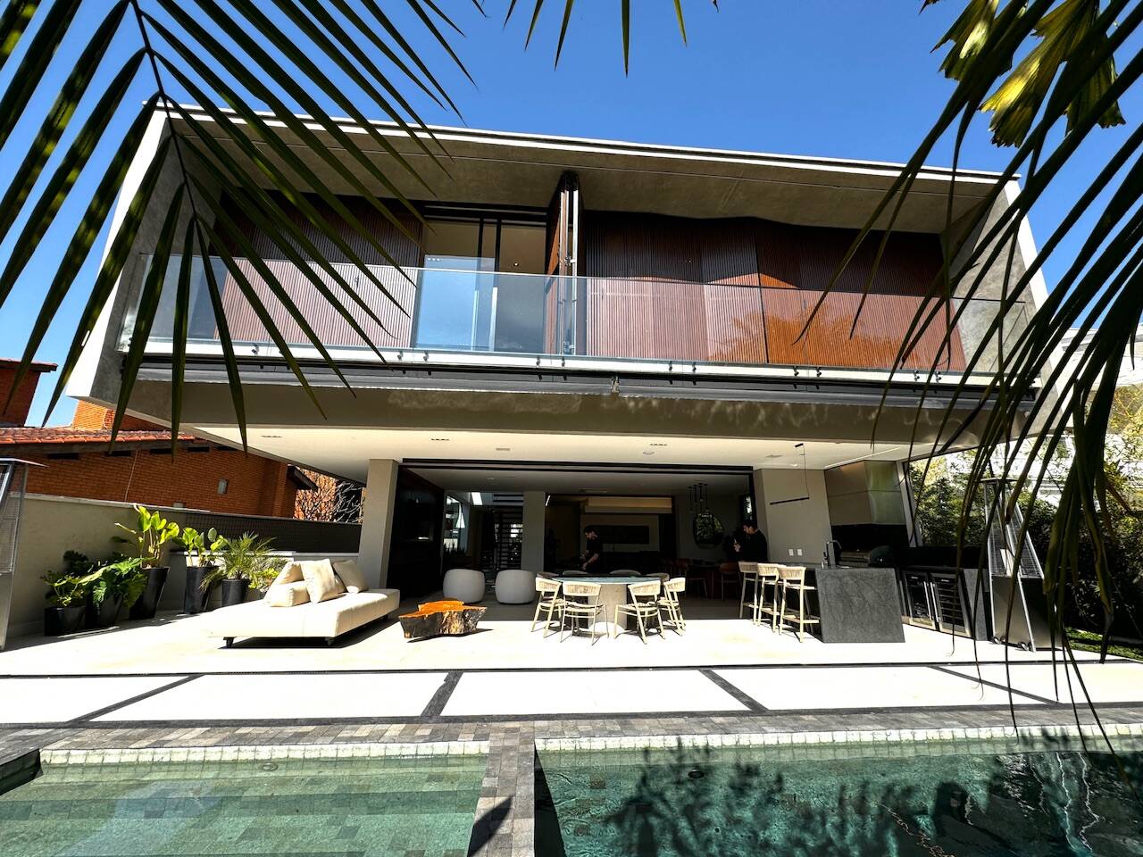 Casa recém-construída à venda no Alphaville Residencial 1 com 4 suítes e automação