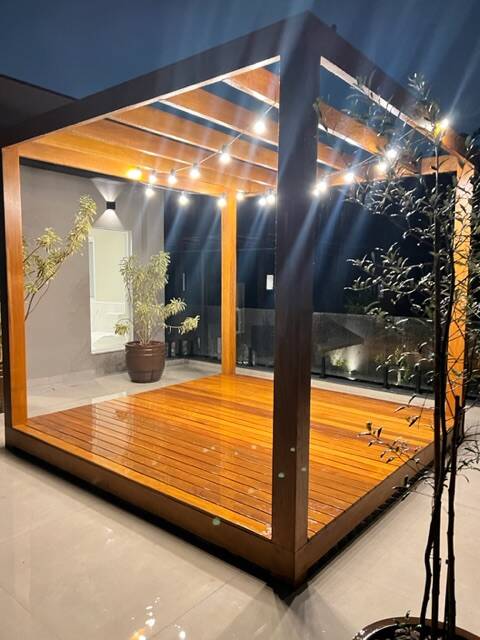 Residência com projeto de Flávia Brandão e 6 suítes no Tamboré 1