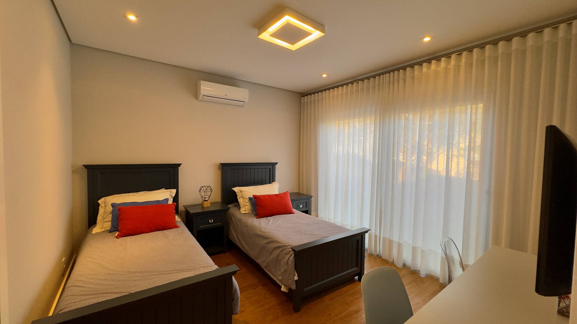 Casa à venda no Tamboré 10 com 4 suítes, área gourmet integrada e 539 m²