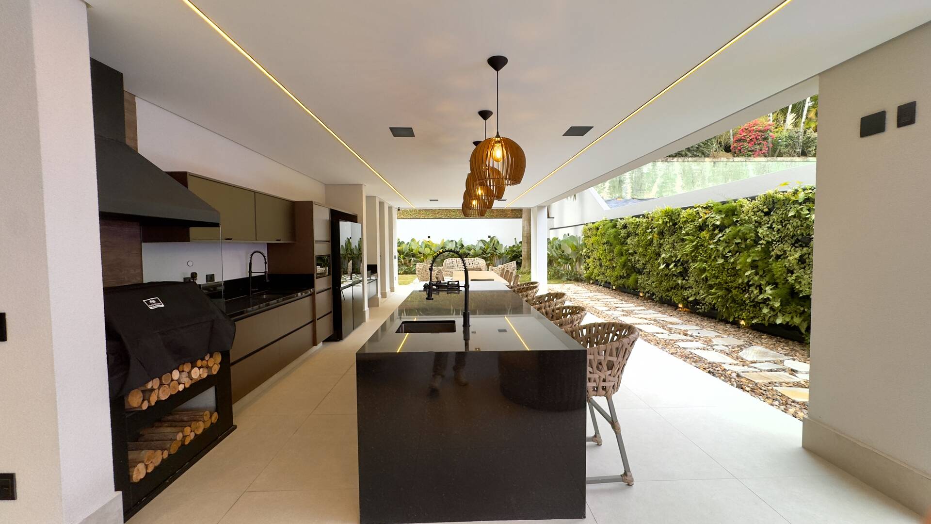 Casa de Alto Padrão à Venda no Tamboré 3 | Frente para o Lago | 5 Suítes | 870 m²