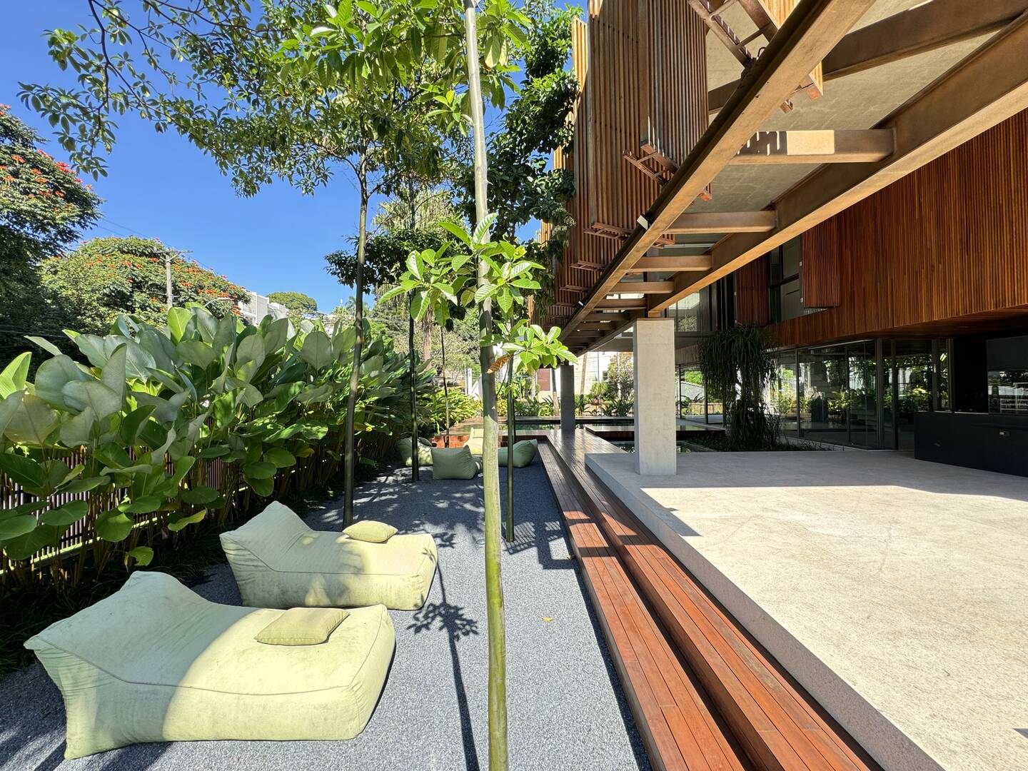 Casa contemporânea com 4 suítes, arquitetura autoral e área de lazer integrada