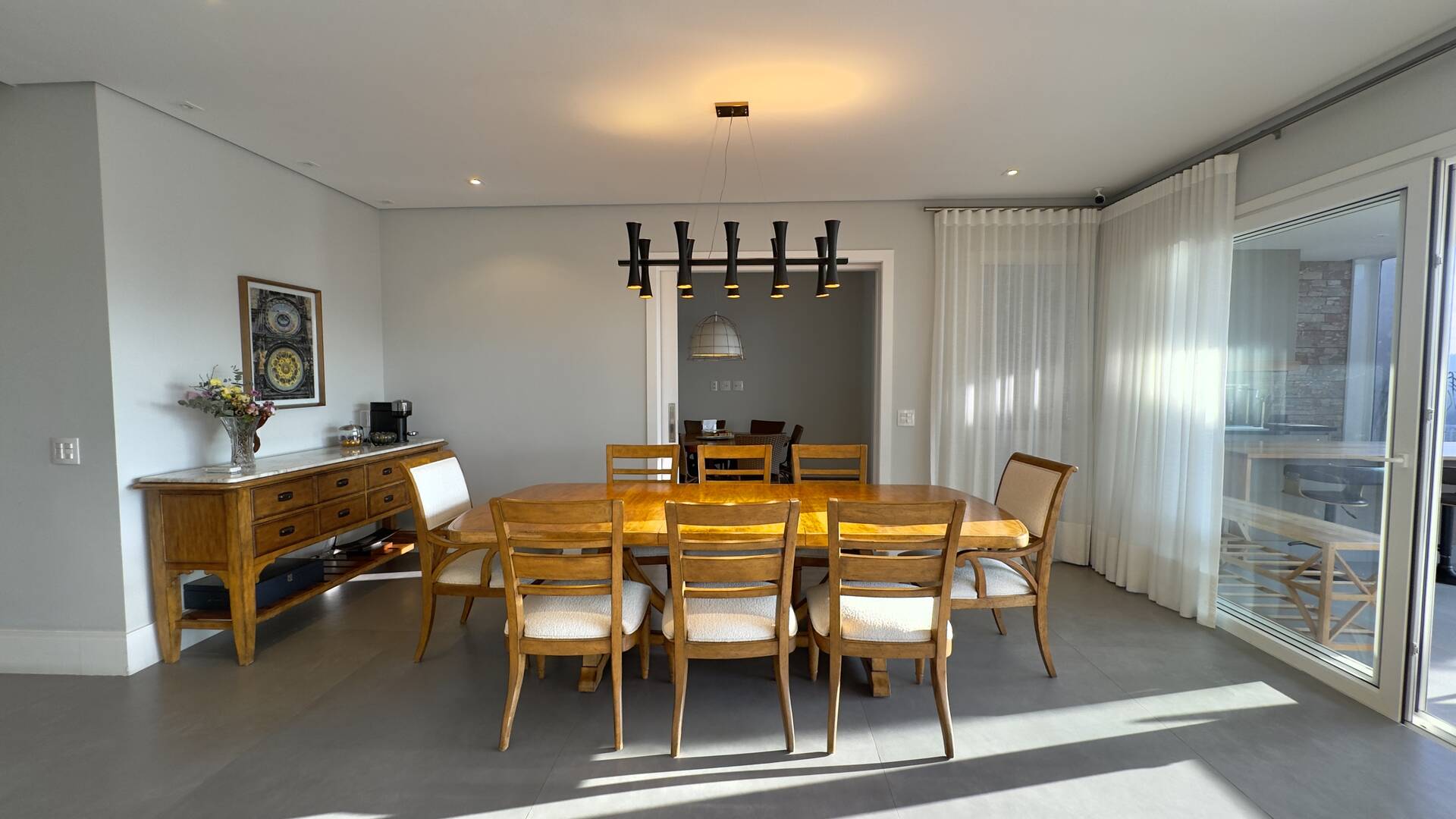 Casa à venda no Tamboré 10 com 4 suítes, área gourmet integrada e 539 m²