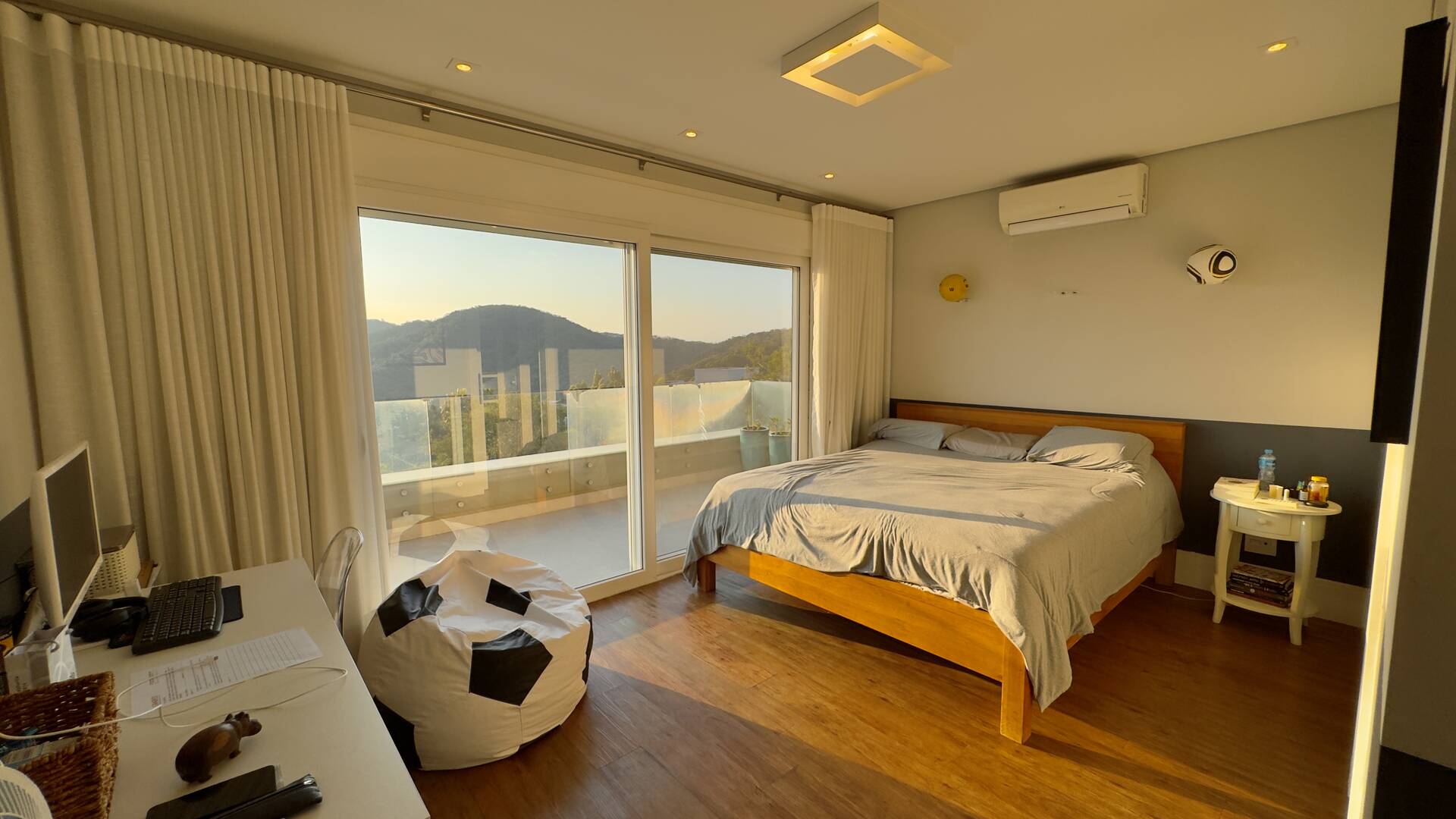 Casa à venda no Tamboré 10 com 4 suítes, área gourmet integrada e 539 m²