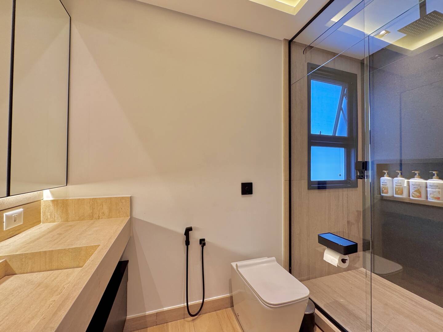 Casa nova e mobiliada à venda no Villa Solaia com 4 suítes e lazer completo