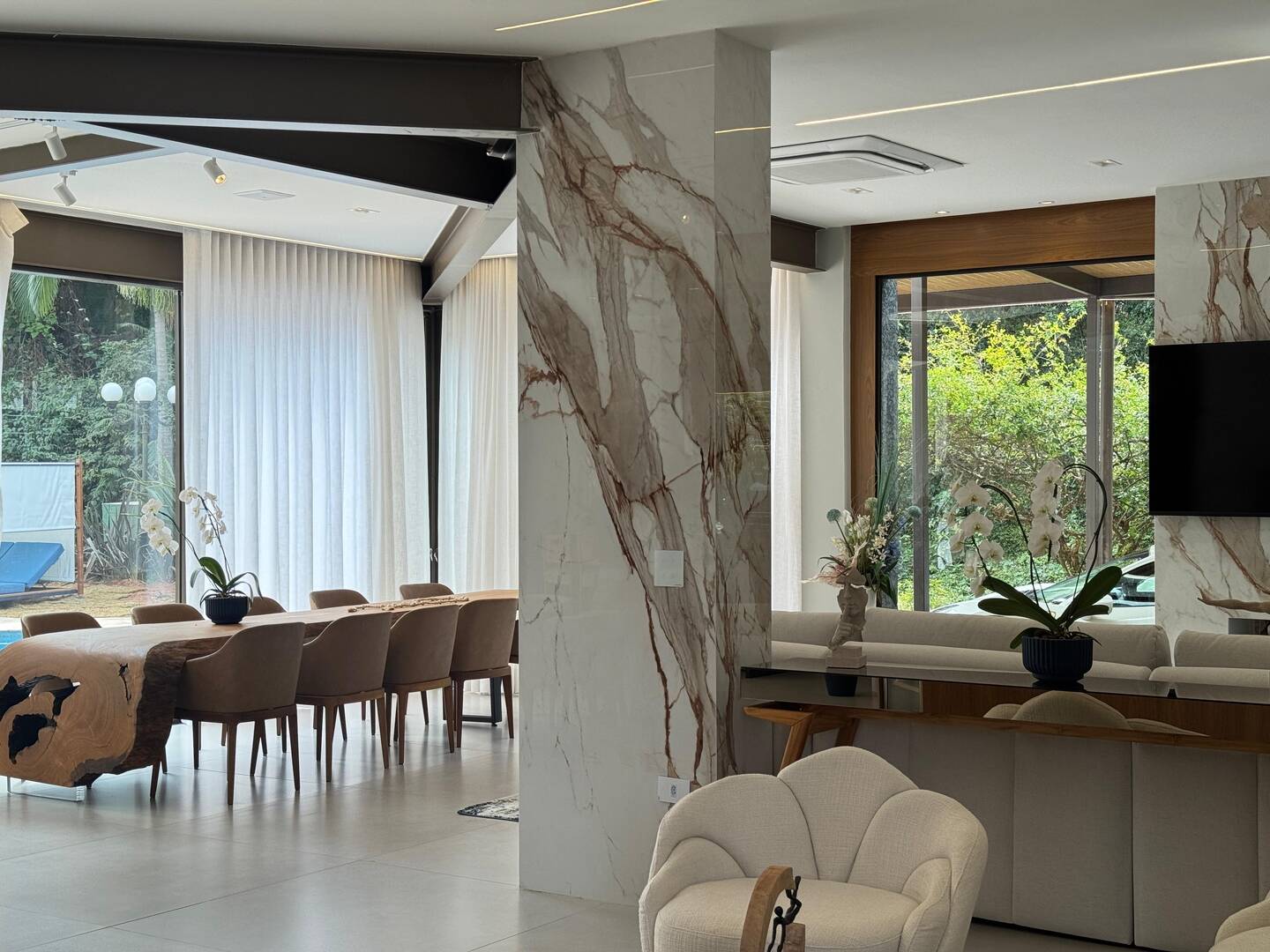 Casa Contemporânea à Venda no Tamboré 1 com 5 Suítes e Lazer Integrado
