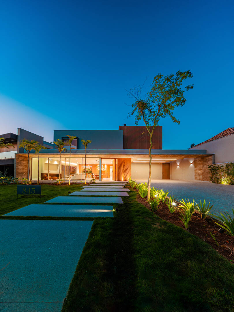 Casa porteira fechada à venda em Alphaville | 5 suítes, rooftop e mobiliada