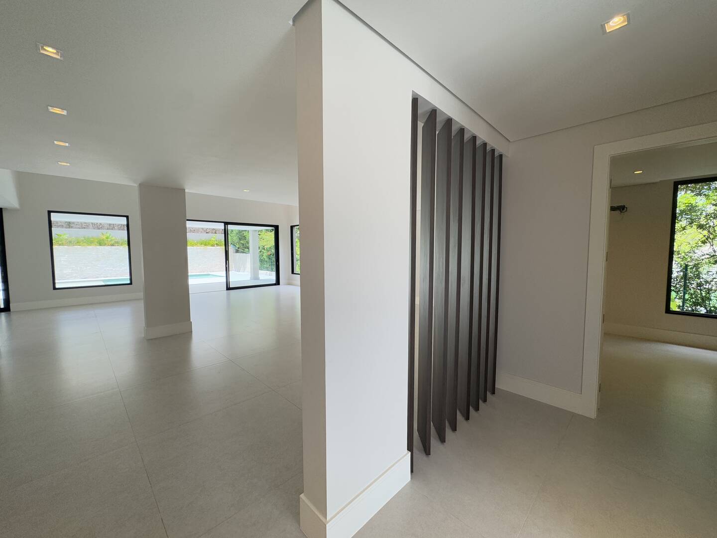Casa à venda com 4 suítes, piscina com prainha e área gourmet integrada
