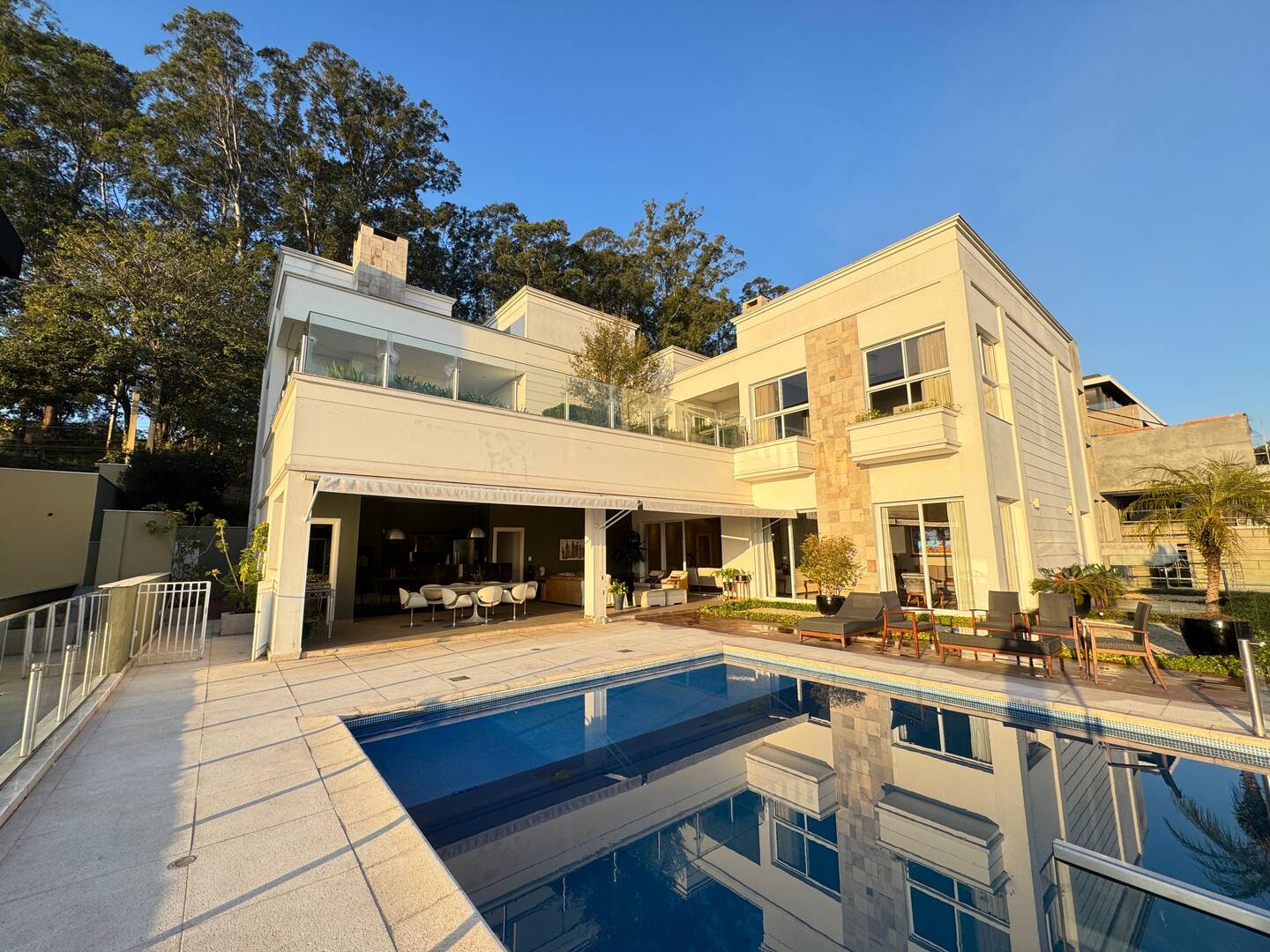 Casa à Venda no Tamboré 1 com Vista Permanente para o Lago e Rooftop Panorâmico