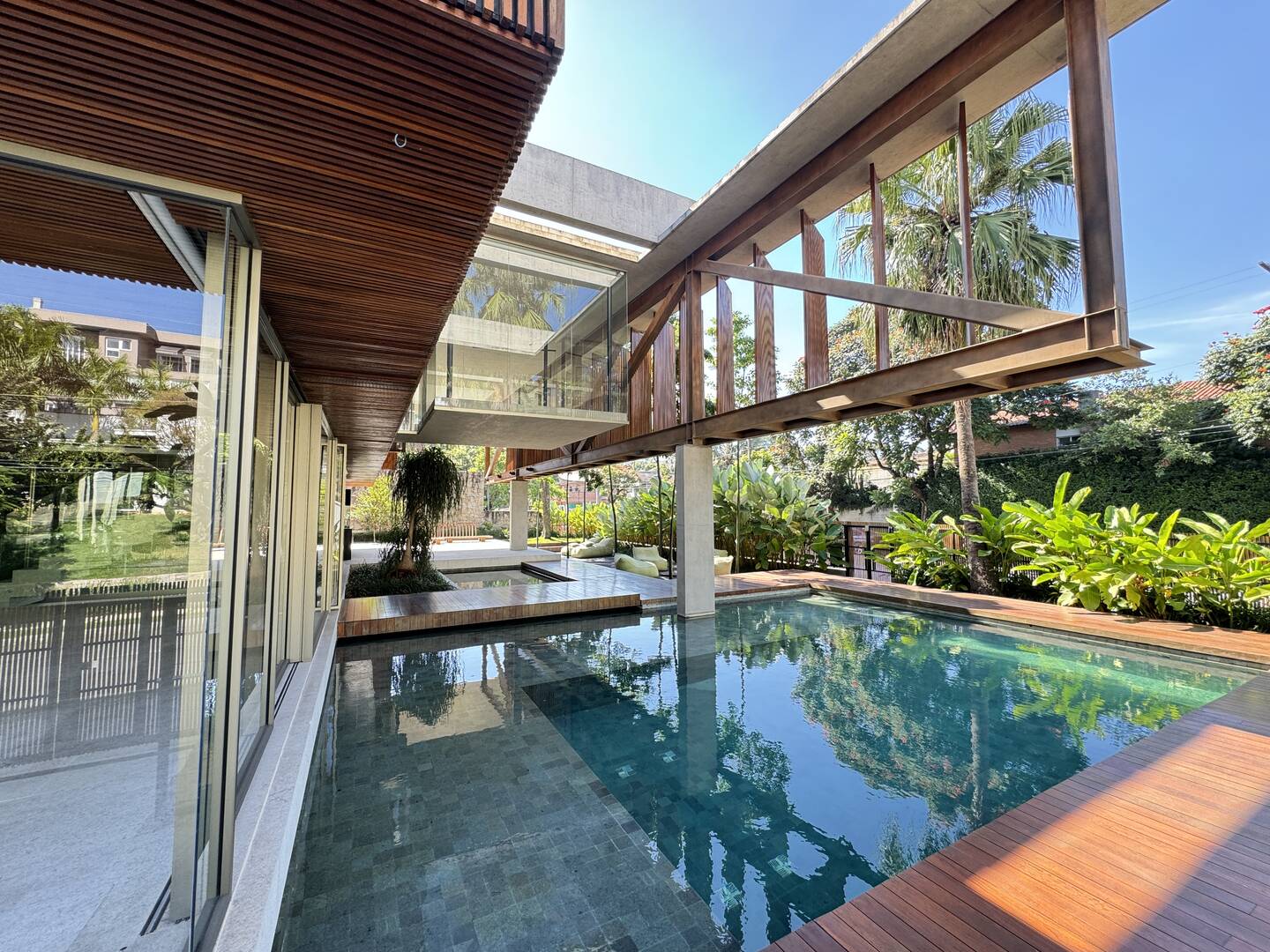 Casa contemporânea com 4 suítes, arquitetura autoral e área de lazer integrada