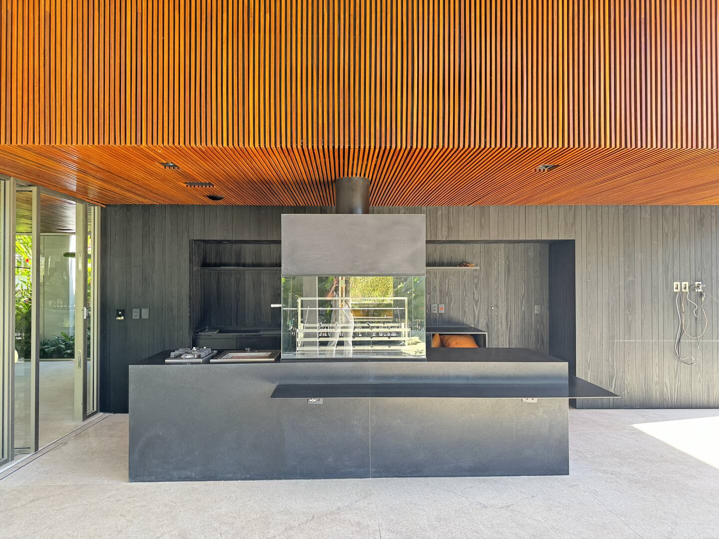 Casa contemporânea com 4 suítes, arquitetura autoral e área de lazer integrada