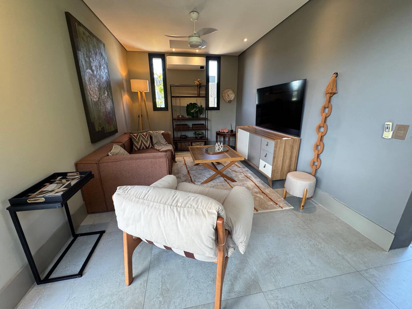 Casa contemporânea com vista para o lago e mata preservada no Gênesis 2