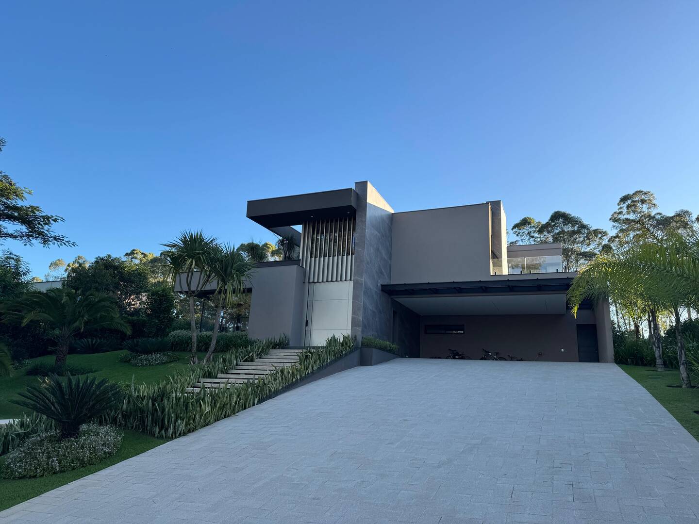 Casa com projeto de Breno Santiago e lazer completo no Haras Guancan