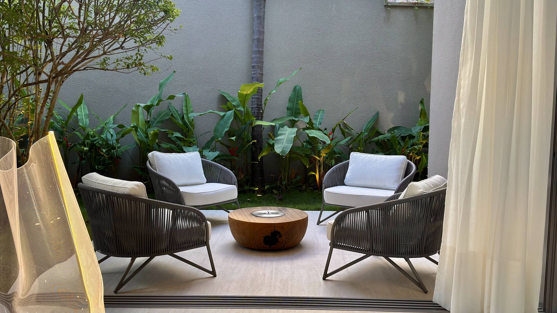 Casa Contemporânea no Tamboré 3 com Rooftop, 5 Suítes e Vista Permanente para a Praça