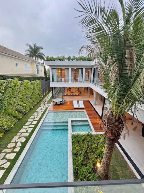 Casa à venda com 1.469 m², 6 suítes, rooftop e cinema privativo em Alphaville