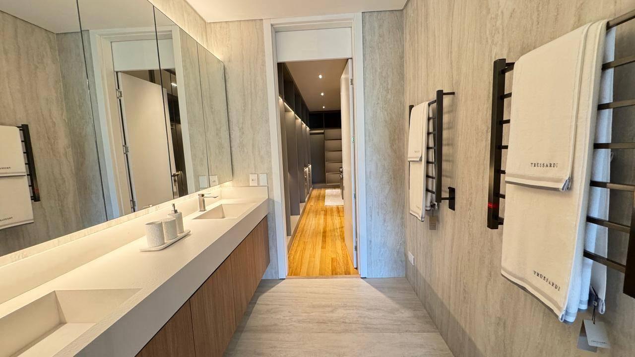 Casa à venda no Tamboré 2 com 5 suítes, duas adegas, elevador e vista permanente