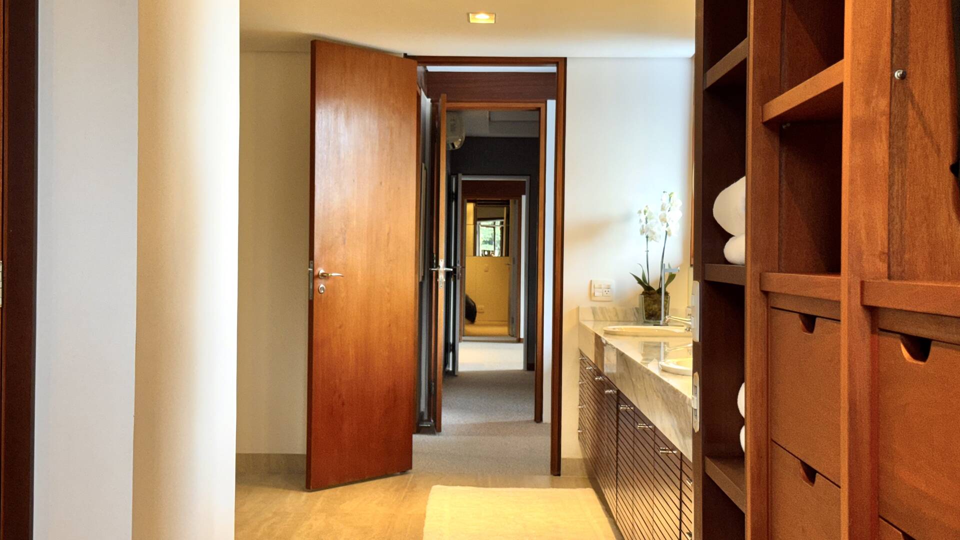 Casa com 5 suítes, terreno de 2.500 m² e vista aberta à venda no Alphaville 8