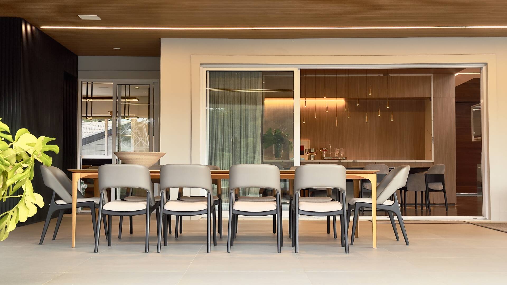Casa Contemporânea no Tamboré 1 com 3.167 m² de Terreno e Vista Permanente para a Mata