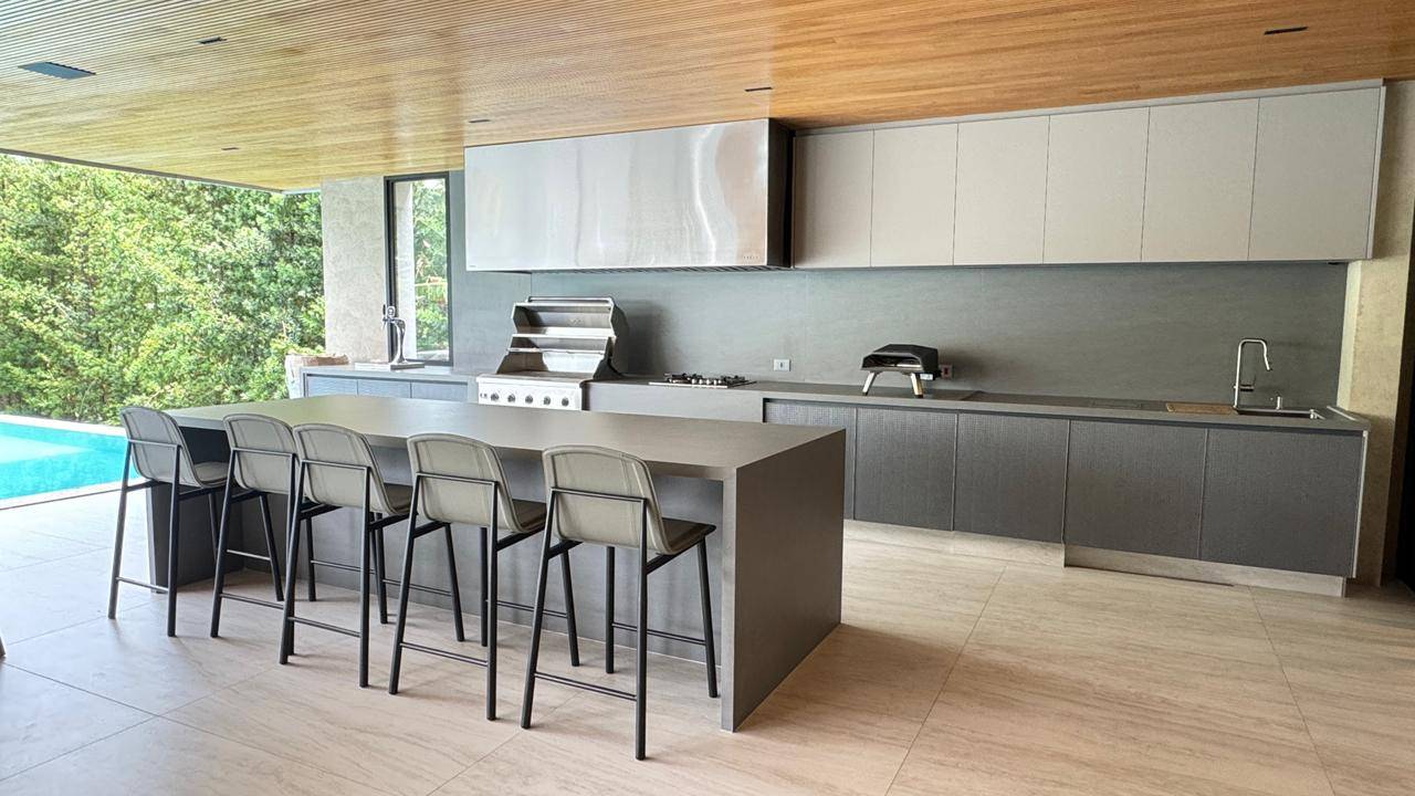 Casa à venda no Tamboré 2 com 5 suítes, duas adegas, elevador e vista permanente