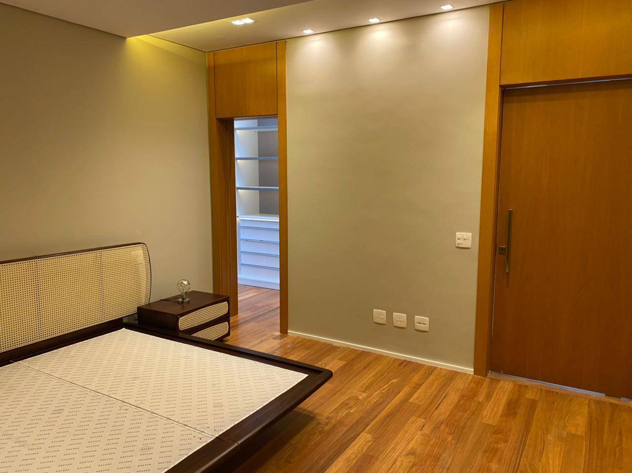 Residência Assinada por Mario Perez no Vila Solaia | 640 m², 4 Suítes e Vista Panorâmica