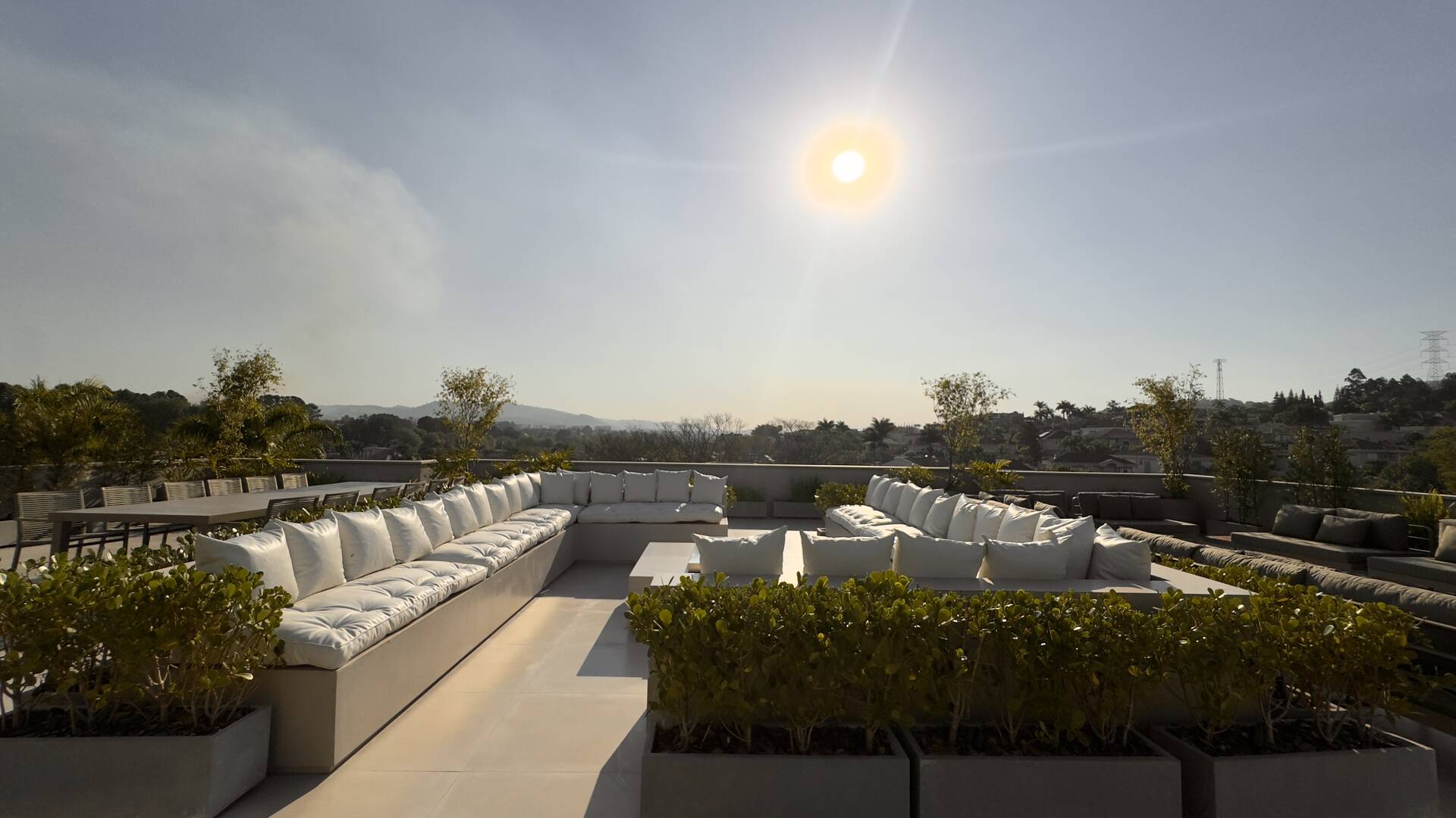 Casa à venda no Tamboré 2 com 1.800 m², 6 suítes e rooftop de 450 m²