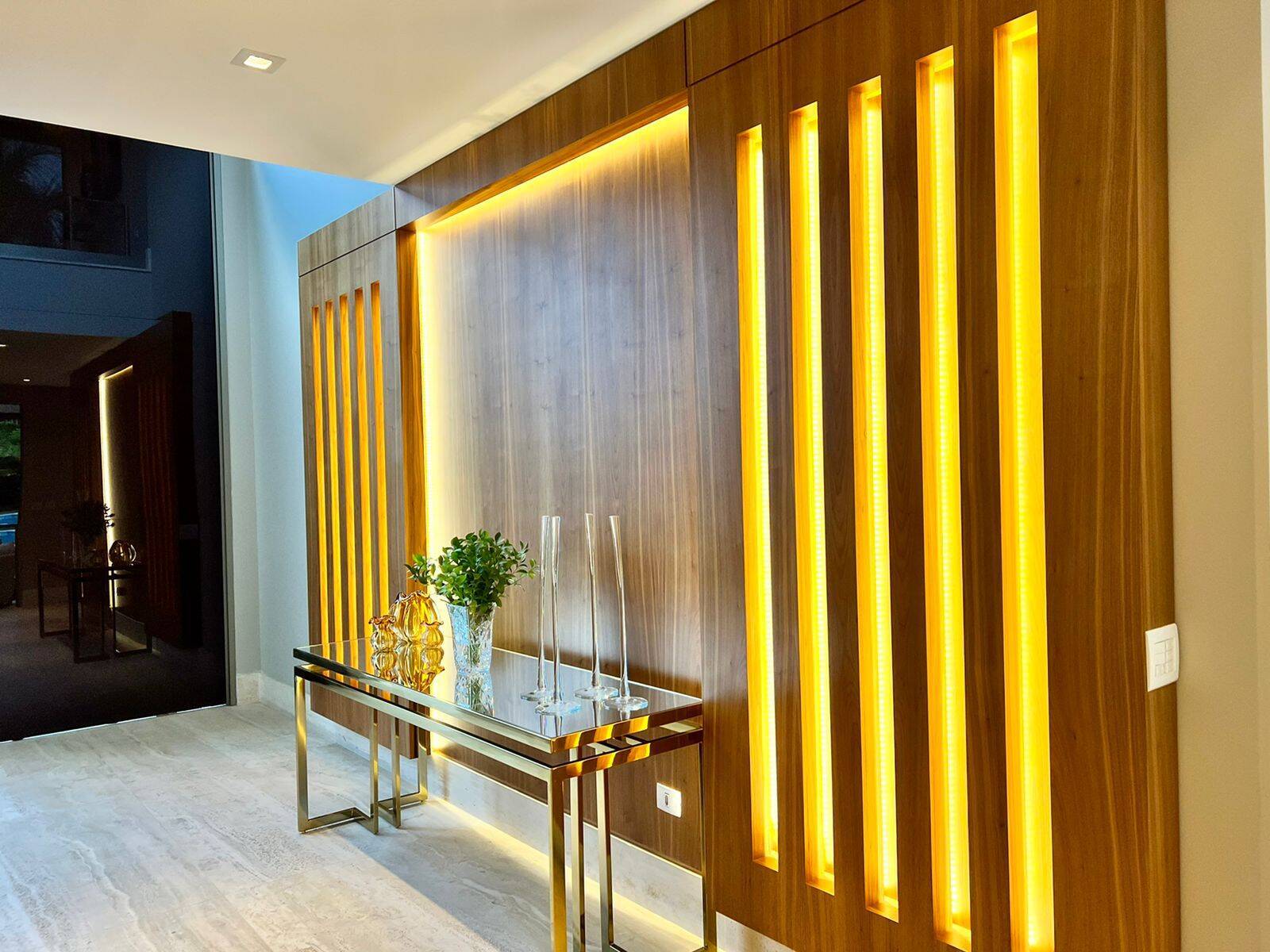 Casa com 5 suítes, elevador e lazer completo à venda em Alphaville
