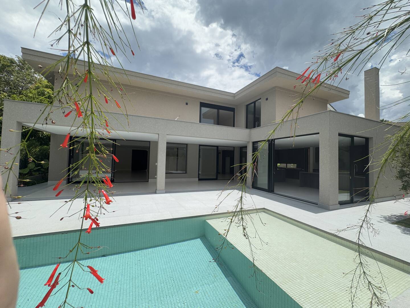 Casa à venda com 4 suítes, piscina com prainha e área gourmet integrada