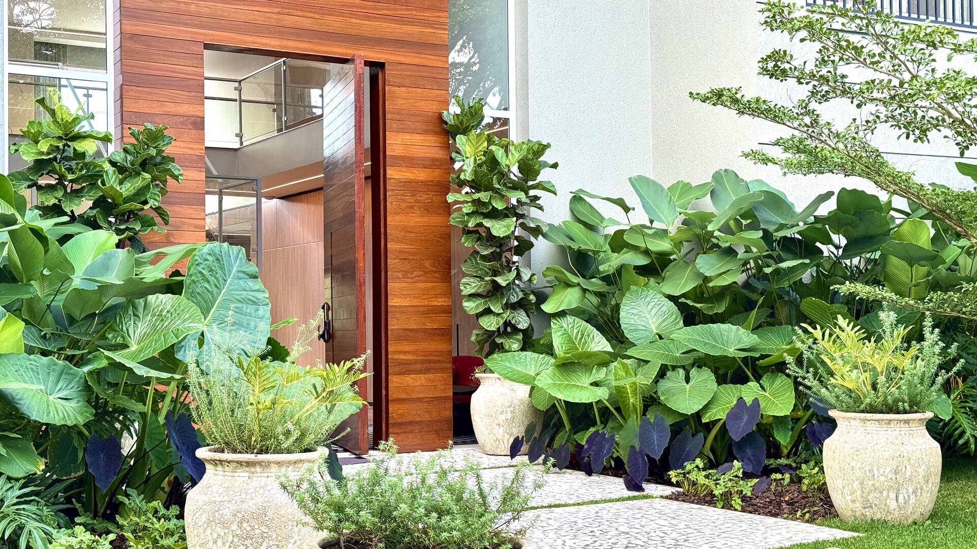 Casa Contemporânea no Tamboré 1 com 3.167 m² de Terreno e Vista Permanente para a Mata
