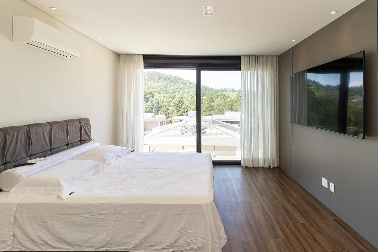 Casa à venda em Alphaville com 4 suítes, piscina aquecida, sauna e sistema fotovoltaico