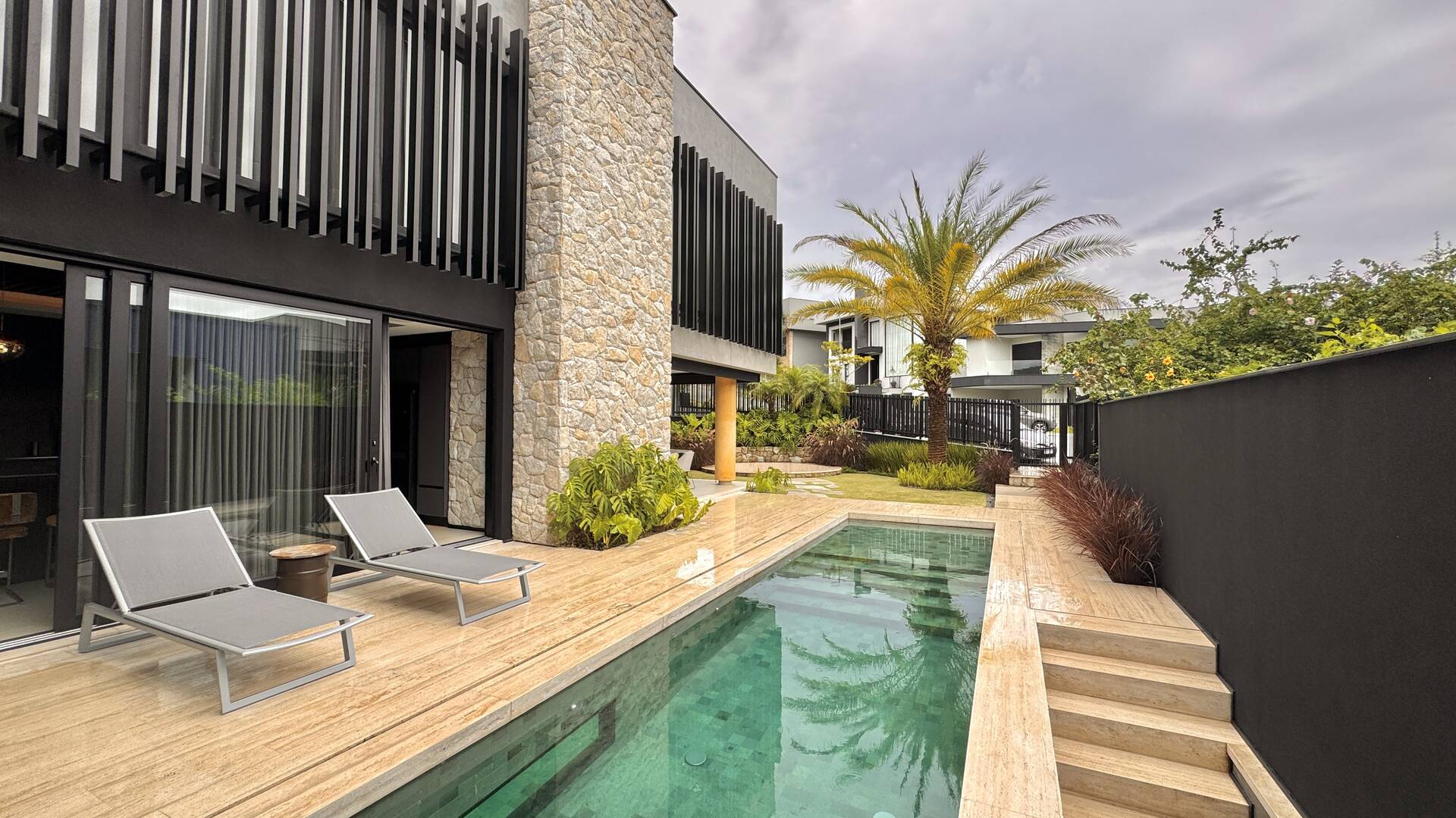Casa contemporânea com 4 suítes e arquitetura autoral à venda no Itahyê, Alphaville