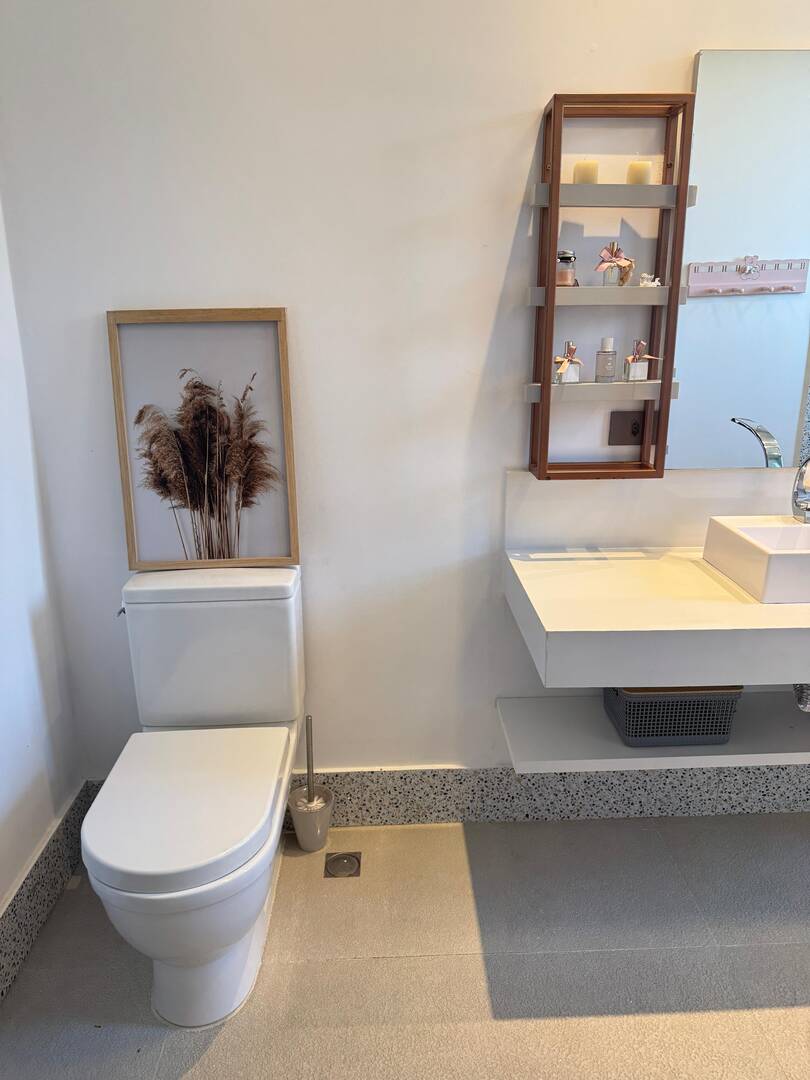Casa contemporânea com vista para o lago e mata preservada no Gênesis 2