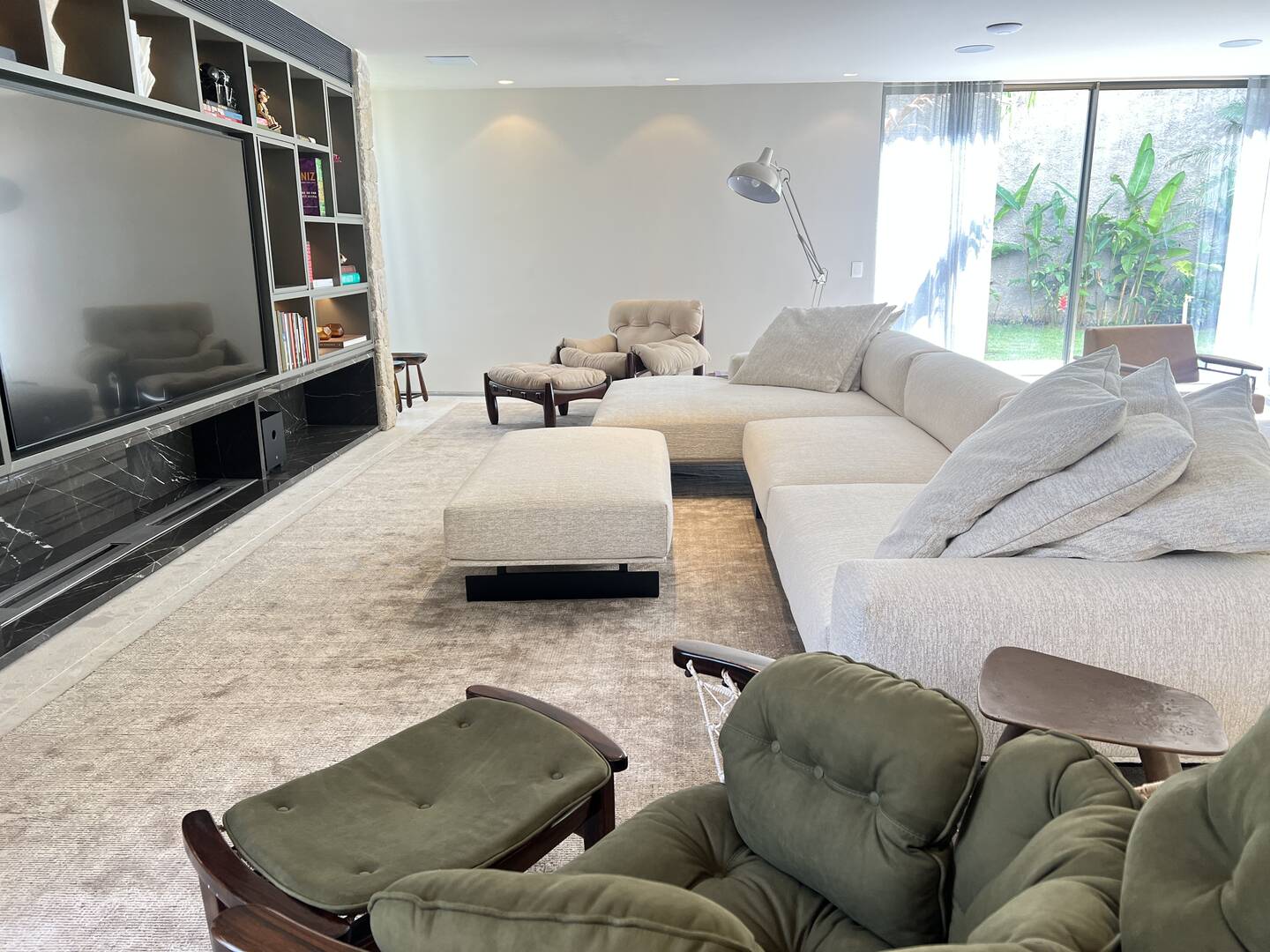 Residência autoral de David Bastos com piscina natural e design brasileiro