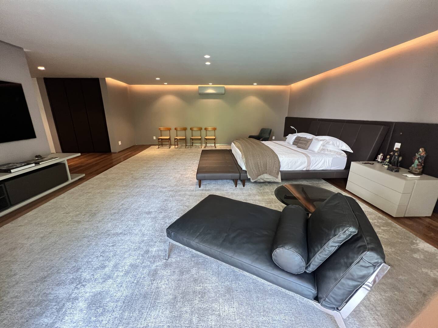 Residência autoral de David Bastos com piscina natural e design brasileiro