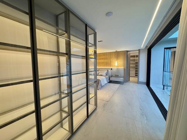 Casa à venda com 1.469 m², 6 suítes, rooftop e cinema privativo em Alphaville
