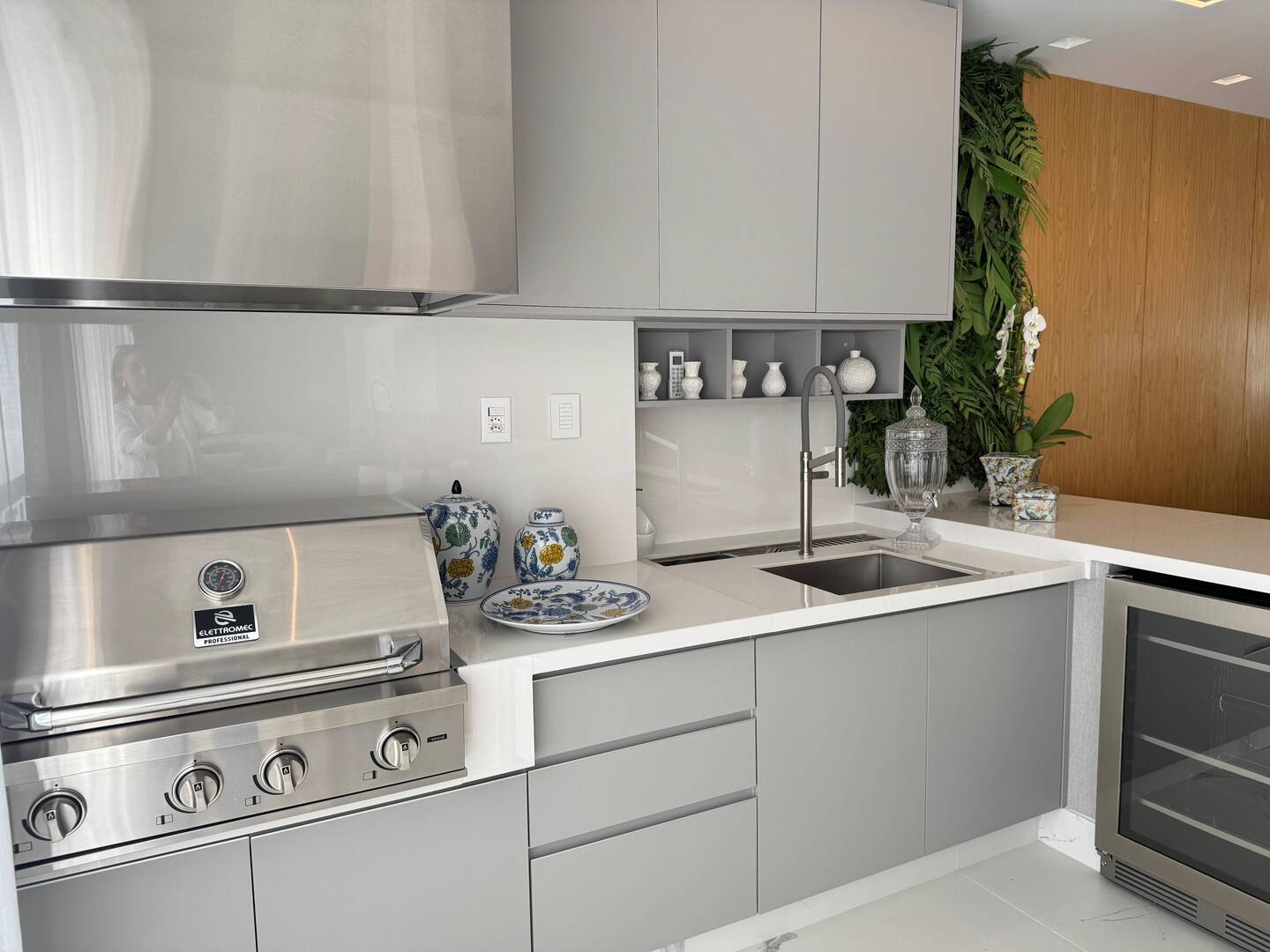 Apartamento mobiliado no ATRIA Alphaville com 3 suítes e automação completa
