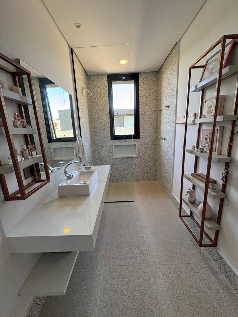 Casa contemporânea com vista para o lago e mata preservada no Gênesis 2