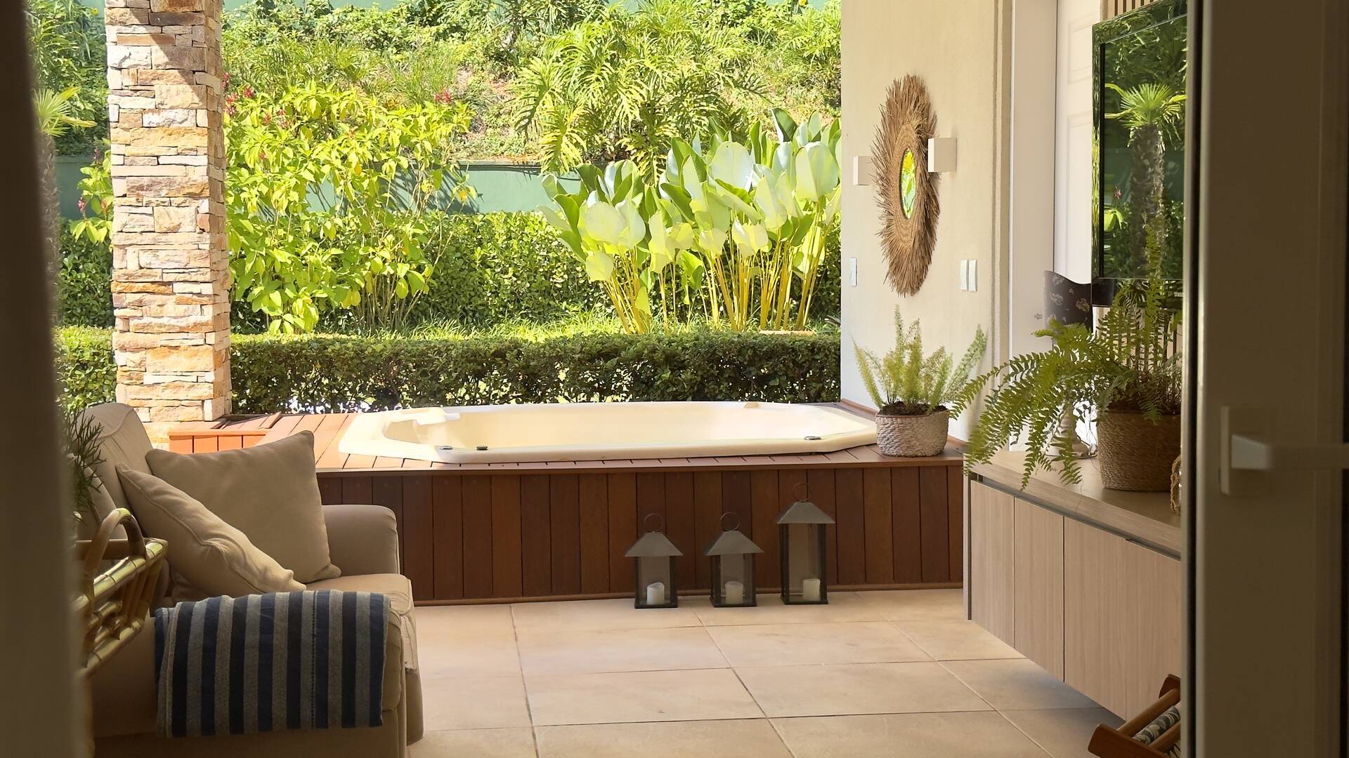 Casa com amplo terreno e excelente potencial de retrofit à venda em Alphaville