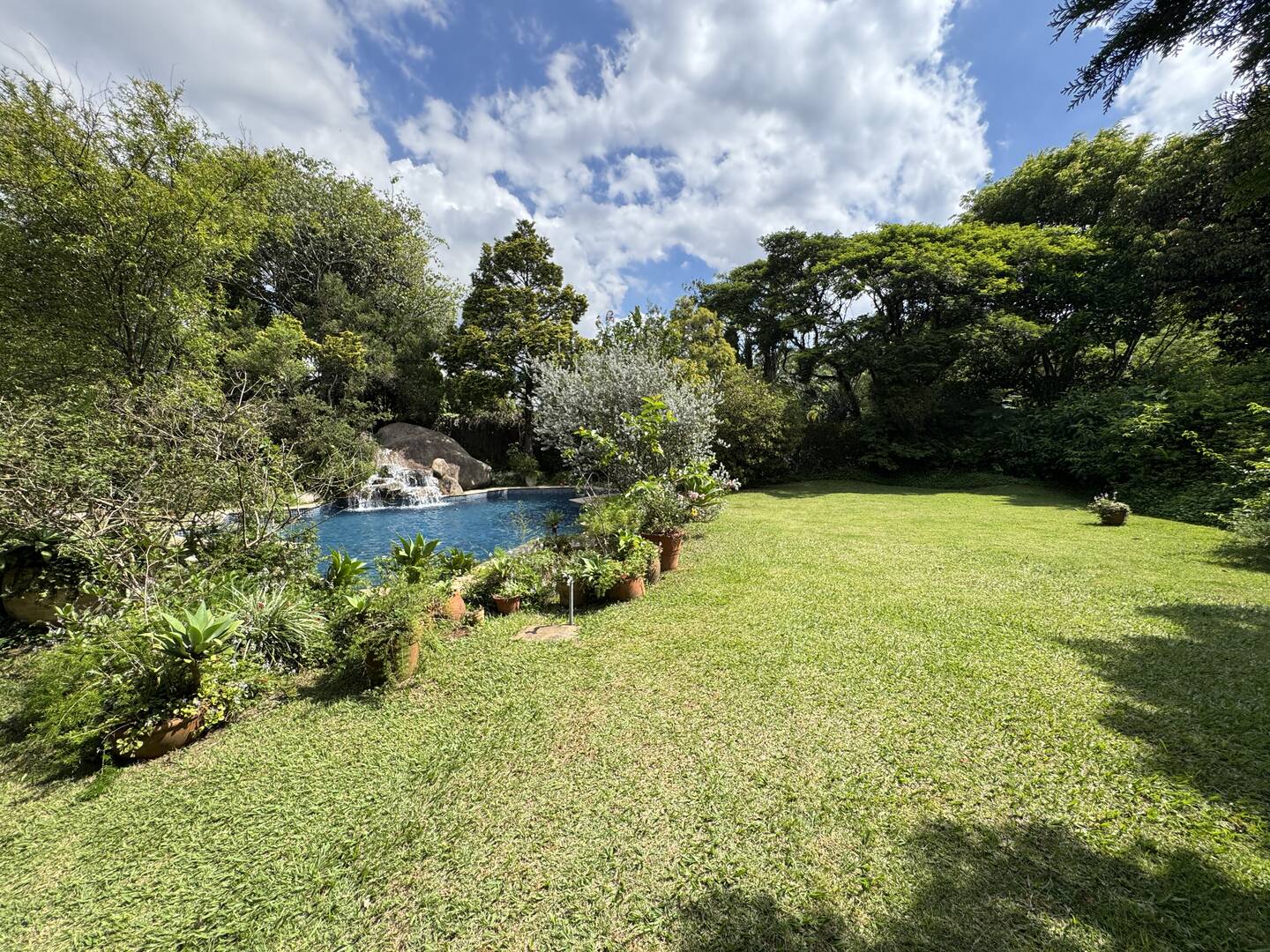 Casa de arquitetura assinada por Sidônio Porto no Tamboré 1