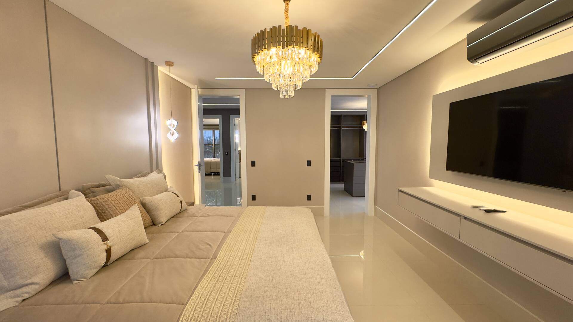 Casa de Alto Padrão à Venda no Tamboré 3 | Frente para o Lago | 5 Suítes | 870 m²